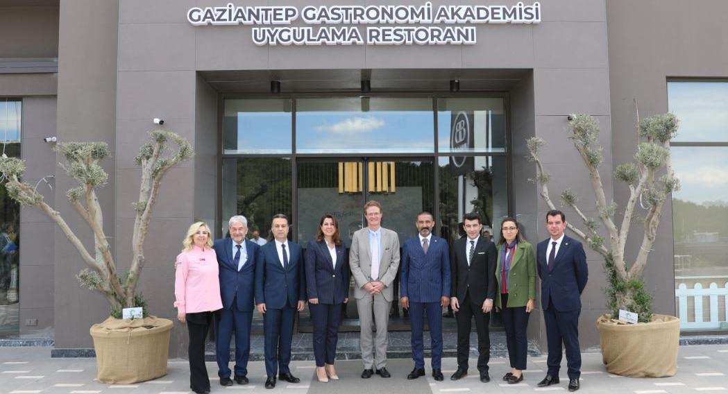 ''Gaziantep Ticaret Odası, gastronomi alanında mesleki yeterlilik sertifikasyonu yapacak olan “GTO VOC –Test Merkezini” hizmete açtı.''